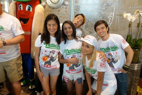 李蕙(左一)、須藤美貴(右一)等人為吃熱狗大賽熱身。(圖片來源：美國《世界日?qǐng)?bào)》記者 金春香 攝)