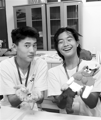 營員制作惠安女泥人。