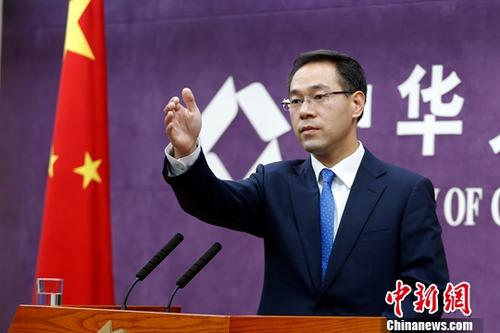 7月5日，中國商務部在北京舉行例行新聞發(fā)布會。按原定時間表，美國將于7月6日起對華340億美元輸美商品加征關(guān)稅。商務部新聞發(fā)言人高峰在發(fā)布會上就相關(guān)問題表明中方立場：面對威脅不低頭；捍衛(wèi)自由貿(mào)易不動搖；不打貿(mào)易戰(zhàn)第一槍。<a target='_blank' >中新社</a>記者 李慧思 攝