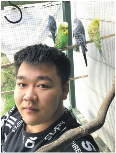 Eric和愛鳥在一起。（《新西蘭中文先驅報》）