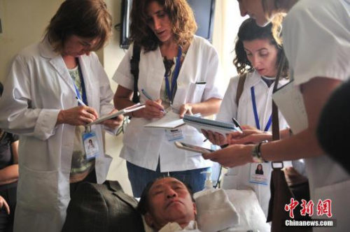 資料圖：7月10日，“洋中醫(yī)”認(rèn)真記筆記。近日，11名西班牙“洋中醫(yī)”來到位于昆明市的云南省中醫(yī)院，開始為期3周的推拿和針灸學(xué)習(xí)。近年來，隨著國際社會對中醫(yī)的關(guān)注度不斷提高，越來越多的外國人來中國學(xué)習(xí)這門古老醫(yī)術(shù)，云南省中醫(yī)院每年都要接收約200名來自國外的醫(yī)生和留學(xué)生進修學(xué)習(xí)。<a target='_blank' >中新社</a>記者 劉冉陽 攝