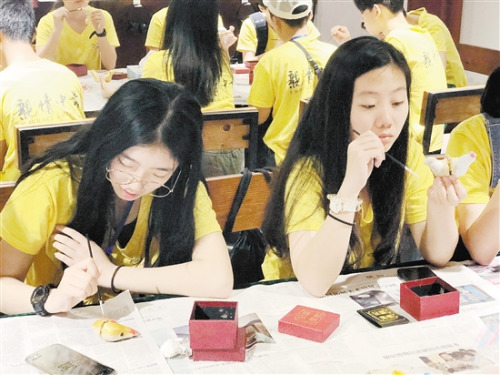 親手制作鎮(zhèn)濠泥雞。