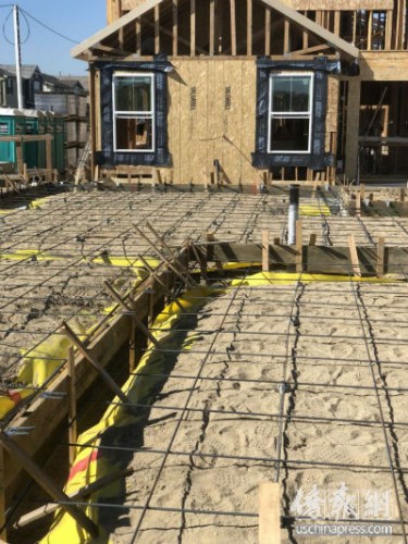 正在建設中的房屋。(美國《僑報》/聶達 攝)