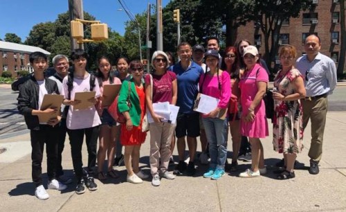 支持者在一周內(nèi)為劉醇逸搜集到超過(guò)3000個(gè)聯(lián)署。（美國(guó)《世界日?qǐng)?bào)》檔案照）