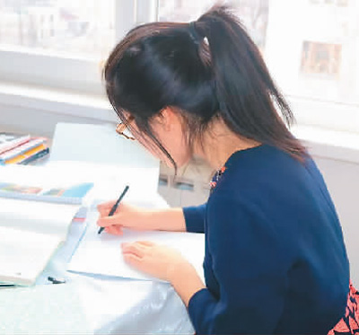 摩爾多瓦吸引了越來(lái)越多的中國(guó)學(xué)生前往留學(xué)，圖為留學(xué)摩爾多瓦的姚美玲在學(xué)校。