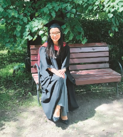 　幾年前，王柄然背起行囊，赴俄羅斯國(guó)立師范大學(xué)留學(xué)，圖為王柄然畢業(yè)留影。