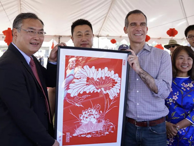 荷花剪紙展示。