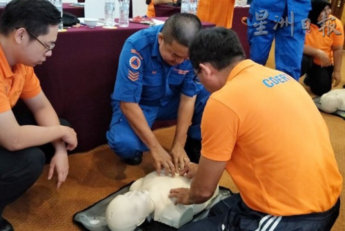 每名隊員都必須學習急救的基本教學。（馬來西亞《星洲日報》）