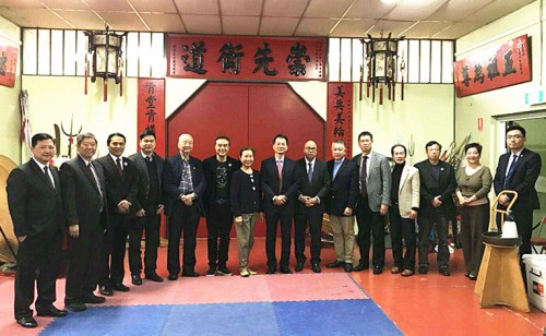 中國駐墨爾本副總領(lǐng)事曾建華造訪百年老社團(tuán)洪門(來源：澳大利亞《星島日報》)