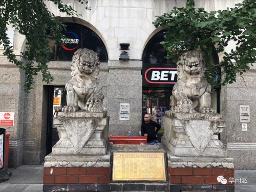 正對(duì)牌坊的兩座石獅子（英國《華聞周刊》微信公號(hào)）