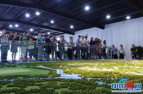 華媒負責人聽取北京城市副中心規(guī)劃建設(shè)沙盤講解