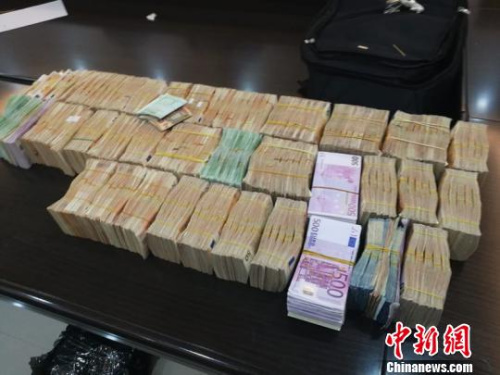 涉案金額累計高達(dá)200億元人民幣的非法買賣外匯團伙被成功摧毀 齊黎軍 攝