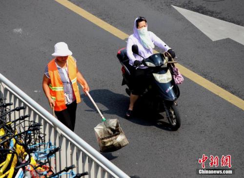 7月17日，河南鄭州熱浪滾滾，高溫下工作的環(huán)衛(wèi)工人。<a target='_blank' >中新社</a>記者 王中舉 攝