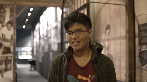 參觀者，在當(dāng)?shù)刂袑W(xué)就讀的學(xué)生李萬(wàn)誠(chéng)。(圖片來(lái)自華輿 視頻截圖)