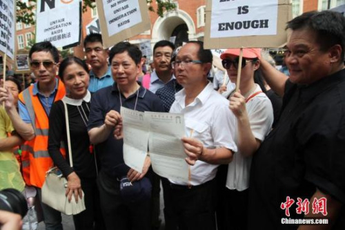 7月24日，倫敦市中心著名的唐人街中餐館、超市、商鋪等170多個華人商家集體罷市，上千華人沿街游行，抗議英國移民局粗暴執(zhí)法。這是倫敦華人社會歷史上最大規(guī)模的罷市游行。圖為倫敦華埠商會主席鄧柱廷（前左3）等僑領在展示致英國內(nèi)政部的申訴信函。 <a target='_blank' >中新社</a>記者 張平 攝