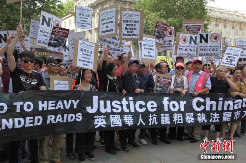 7月24日，倫敦市中心著名的唐人街中餐館、超市、商鋪等170多個華人商家集體罷市，上千華人沿街游行，抗議英國移民局粗暴執(zhí)法。這是倫敦華人社會歷史上最大規(guī)模的罷市游行。圖為游行隊伍在唐寧街示威抗議。 <a target='_blank' >中新社</a>記者 張平 攝