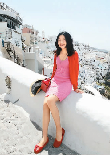 　詹飛菲認為，語言障礙是所有留學生都會遇到的問題，而學習語言沒有捷徑可走，只能多說多練。她建議學子應走出課本和考試，多跟周圍人交流，了解真實語言環(huán)境下英語是如何使用的。圖為今年4月，她在希臘圣托里尼旅游。