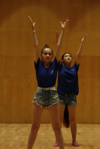 正在跳舞的選手們。