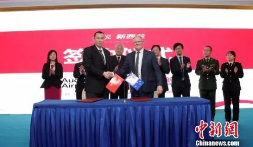 圖為四川航空與奧克蘭機(jī)場(chǎng)簽訂成都直飛奧克蘭航線協(xié)議 高昂 攝 圖為四川航空與奧克蘭機(jī)場(chǎng)簽訂成都直飛奧克蘭航線協(xié)議 高昂 攝