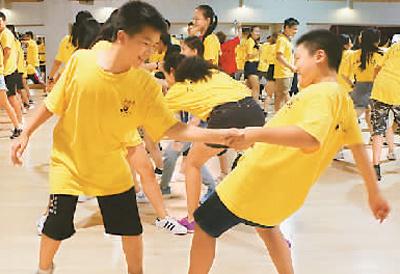 營(yíng)員和中國(guó)學(xué)生在交流課上