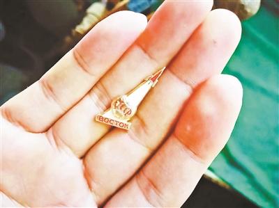 段春秀至今保存著“柳霞”當年送她的紀念章 段春秀至今保存著“柳霞”當年送她的紀念章