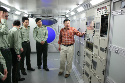 鄧玉林給學(xué)生講解模擬太空艙。圖片由受訪者提供