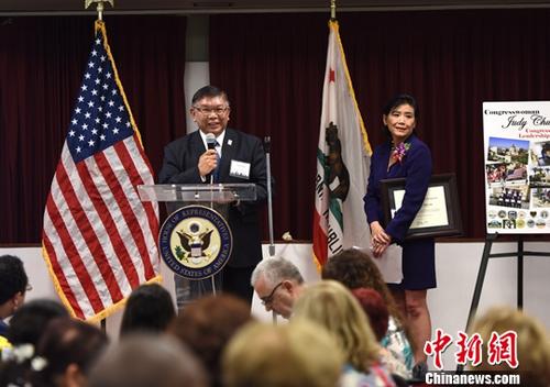 第九屆國會領(lǐng)導(dǎo)力獎頒獎禮7月28日在美國加利福尼亞州洛杉磯圣蓋博谷舉行。美國國會眾議員趙美心（Judy Chu）（圖右）向阿罕布拉市市議員沈時康(Stephen Sham)（圖中講話者）頒發(fā)年度企業(yè)家獎。<a target='_blank' >中新社</a>記者 張朔 攝