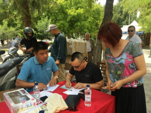 7月25日，希臘華人募捐現(xiàn)場。(圖片來源：歐洲時報通訊員蘇珊娜 攝)