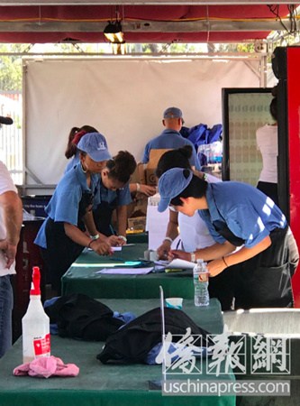 這所亞裔為主的學(xué)校有一支非常棒的舞蹈隊(duì)，拿過(guò)若干次全國(guó)高中聯(lián)賽的冠軍。不過(guò)因?yàn)橛?xùn)練時(shí)間偏長(zhǎng)，且需要家長(zhǎng)孩子一起，穿上工作服，參加“玫瑰碗”賽事的志愿者售賣(mài)活動(dòng)，家長(zhǎng)普遍認(rèn)為浪費(fèi)時(shí)間，能取得家庭支持參加的孩子很少。（美國(guó)《僑報(bào)》/章寧 攝）