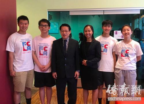 資料圖：當(dāng)?shù)貢r間6月30日下午3點，在美國加州圣馬力諾市，前加州眾議員、加州參議員競選人之一的伍國慶，在參加“華人領(lǐng)袖孵化器”(Future Chinese Leaders of America，F(xiàn)CLA)組織主辦的華裔少年培訓(xùn)活動中鼓勵華人少年參政。（美國《僑報》/章寧 攝）