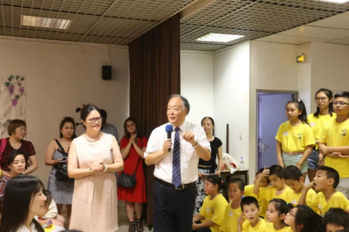 　楊進(jìn)公參熱情與學(xué)生互動。