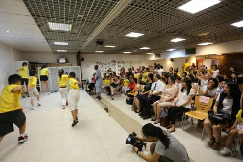 　觀看學(xué)生們表演。