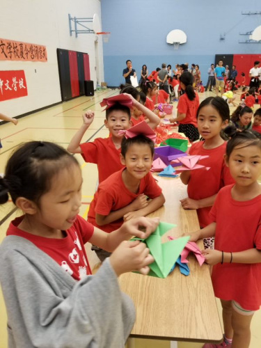 孩子們在折紙花。