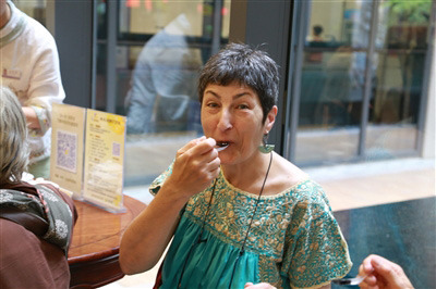 團員品嘗中藥膏。