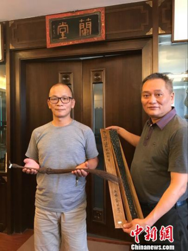 黃國梁(左)購得黃檗文物隱元拂塵回歸家鄉(xiāng)?！∴嵥刹?攝
