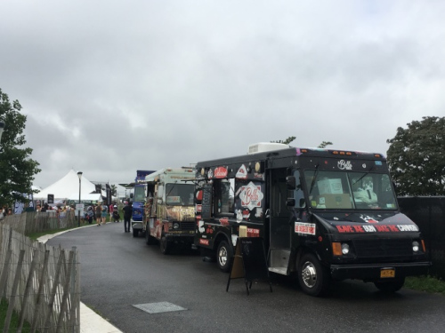 總督島上新增的移動(dòng)餐車。(《世界日?qǐng)?bào)》記者張?bào)?攝影)