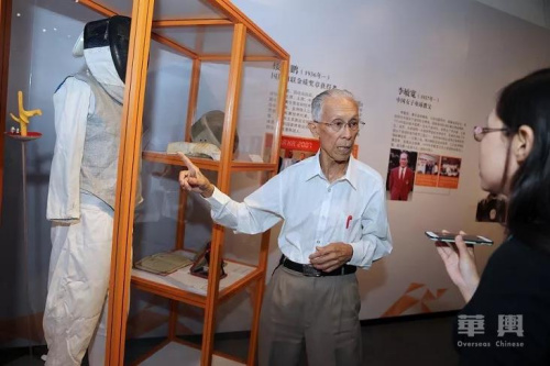 陶金漢，擊劍運(yùn)動(dòng)員，擊劍國(guó)際級(jí)裁判員，印度尼西亞歸國(guó)華僑。1966年取得中國(guó)擊劍史上第一枚“金牌”(第一屆亞洲新興力量運(yùn)動(dòng)會(huì)佩劍個(gè)人冠軍)，1974年成為中國(guó)第一名國(guó)際擊劍裁判員。圖為“中國(guó)第一代擊劍人”陶金漢接受華輿專訪。