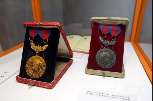 　現(xiàn)場(chǎng)展出陶金漢1966年參加“第一屆亞洲新興力量運(yùn)動(dòng)會(huì)”中獲得的男子佩劍個(gè)人賽金牌和男子花劍個(gè)人賽銅牌。