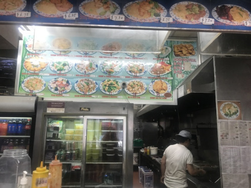  為避免外族裔搶劫，一些商家甚至裝上防彈玻璃。(美國《世界日報(bào)》記者牟蘭 攝)