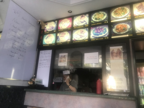為店中安全，信Peter不但安裝防彈玻璃，店中還有兩個監(jiān)控錄像。(美國《世界日報(bào)》記者牟蘭 攝)