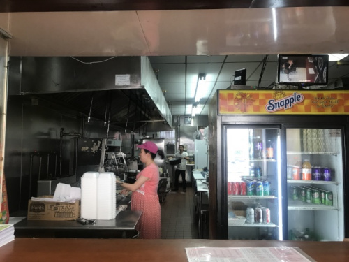 潘云霞頂著孕肚、冒著酷熱在餐館工作。(美國《世界日報(bào)》記者牟蘭 攝)