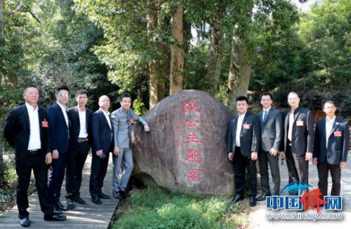 與會(huì)人員合影留念?！￡愐?攝