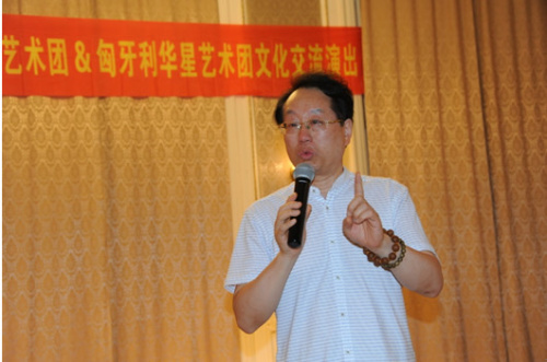 格華美河南電視臺少兒藝術(shù)團(tuán)藝術(shù)總監(jiān)張蔚為詩朗誦《我驕傲，我是中國娃》所觸動。(圖片來源：匈牙利歐洲華通社)