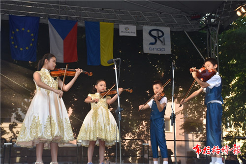 演出現(xiàn)場(chǎng)。（《布拉格時(shí)報(bào)》）