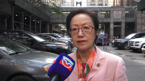 紐約市議員陳倩雯接受美國(guó)中文網(wǎng)記者王依依采訪，她的背后就是白街125號(hào)曼哈頓拘留中心。（美國(guó)中文網(wǎng)）