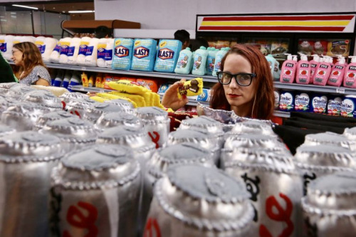 藝術(shù)家絲芭洛在鏡頭前秀她的作品。（美國《僑報》/邱晨 攝）