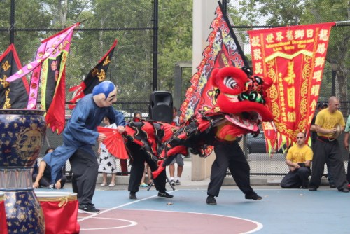 國際余志偉洪拳國術(shù)總館的舞獅表演。（圖片來源：美國《世界日報》 記者張筠／攝）