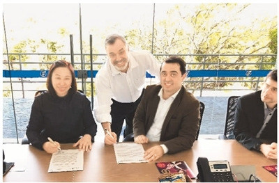 圖為近日，方激(左一)與巴西一所大學(xué)簽署科技合作備忘錄。 　　照片由方激本人提供