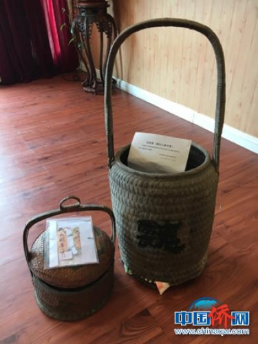 圖為運輸僑批的市籃 段曉紅 攝