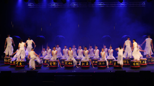 芙蓉中華中學(xué)的鼓手展現(xiàn)強(qiáng)勁力量。（馬來(lái)西亞《星洲日?qǐng)?bào)》）